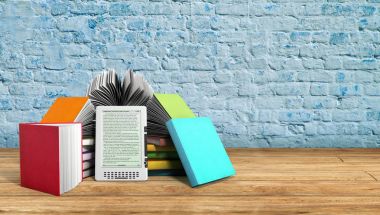 E-kitap okuyucu kitap ve tablet breeck arka plan 3d render yüzyılı