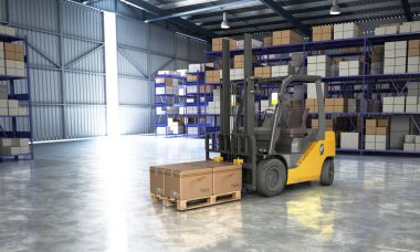 Ambar içinde büyük bir depo teslim forklift kavramı 