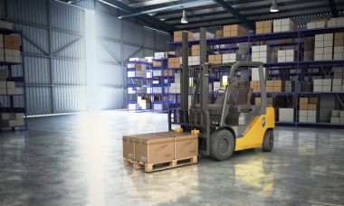 Ambar içinde büyük bir depo teslim forklift kavramı 