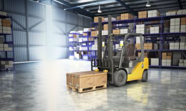 Ambar içinde büyük bir depo teslim forklift kavramı 