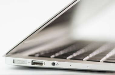 dizüstü bilgisayar beyaz arkaplanda izole edildi