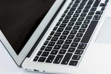 dizüstü bilgisayar beyaz arkaplanda izole edildi
