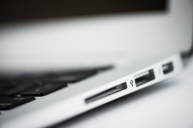 dizüstü bilgisayar beyaz arkaplanda izole edildi