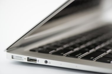 dizüstü bilgisayar beyaz arkaplanda izole edildi