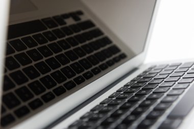 dizüstü bilgisayar beyaz arkaplanda izole edildi