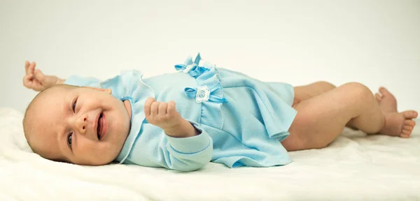 Pasgeboren babymeisje op de warme deken — Stockfoto