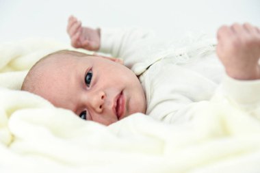 havlu ile bir yatakta yatarken bebek