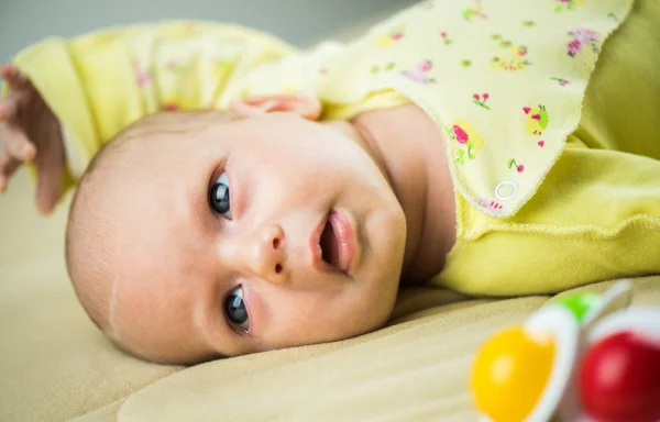 Baby liggend op een bed — Stockfoto