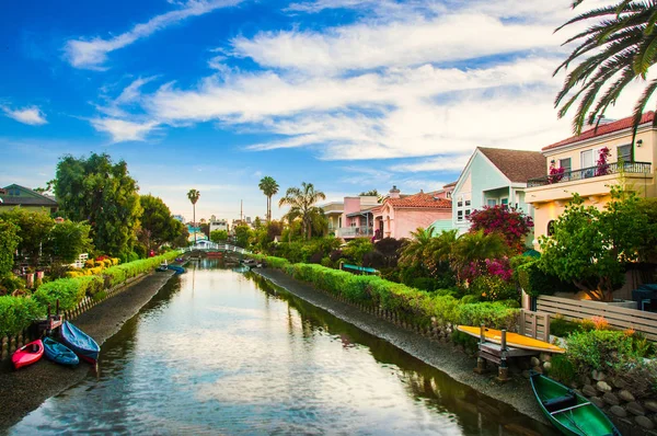 Casas nos canais de Venice Beach na Califórnia. — Fotografia de Stock