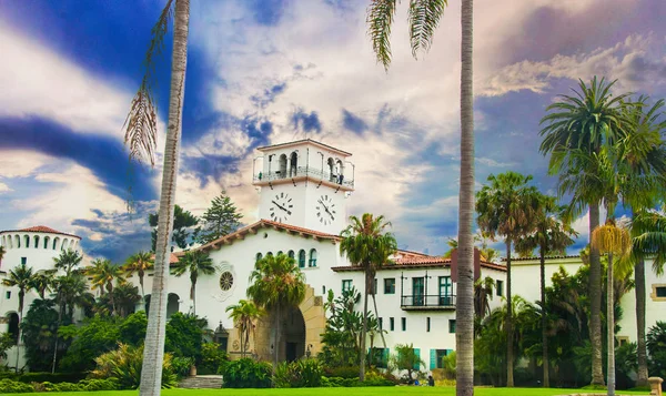 Historischer Eingang zum Gerichtsgebäude in Santa Barbara, Kalifornien. — Stockfoto