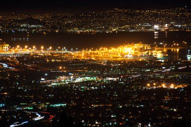 Geceleri San Francisco Körfezi 'nde parlayan ışıklar.