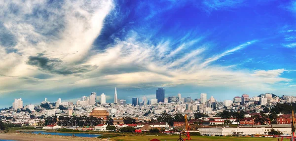 Stadsbilden i San Francisco och silhuett i solig dag — Stockfoto