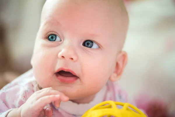 Schattig dreamly kleine baby meisje portret — Stockfoto