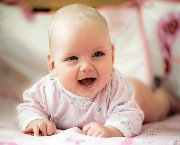 Carino sognante bambina ritratto — Foto Stock