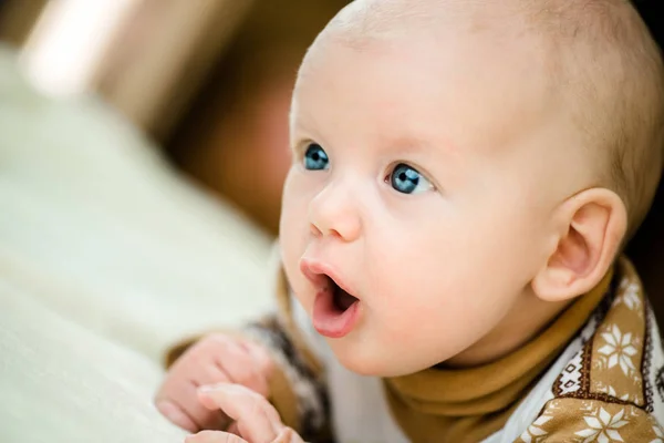 Schattig klein babymeisje met verbazing op haar gezicht — Stockfoto