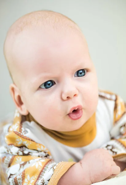 Carino bambina con stupore sul suo viso — Foto Stock