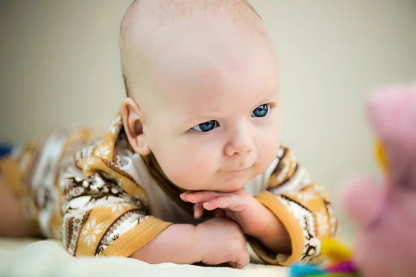 Bonito sonhadoramente pequeno bebê menina retrato — Fotografia de Stock