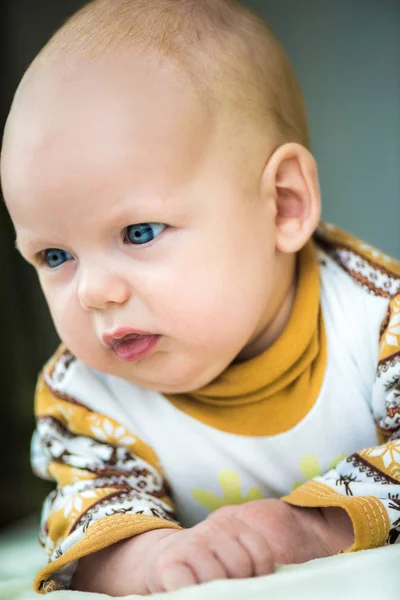 Bonito sonhadoramente pequeno bebê menina retrato — Fotografia de Stock