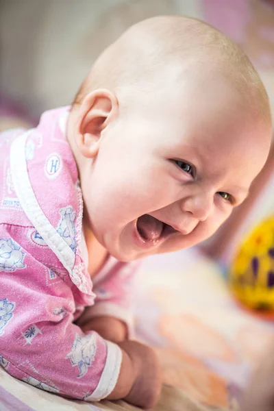 Aranyos dreamly kis baba lány portréja — Stock Fotó