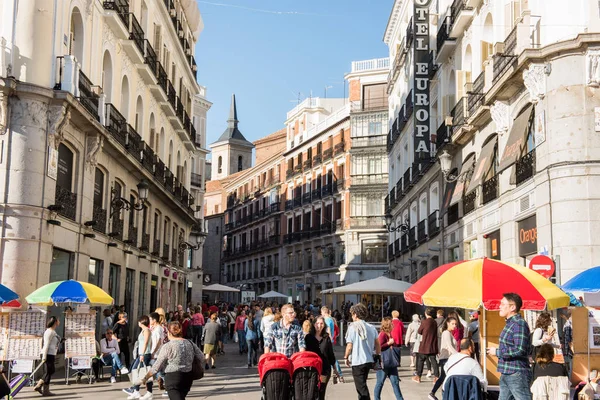 Madrid, Hiszpania - 11 listopada: Jedna z głównych ulic, piękny jesienny dzień 11 listopada 2015 w Madryt, Hiszpania — Zdjęcie stockowe