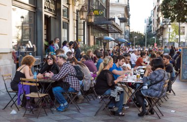 Madrid, İspanya - 11 Kasım: Bir merkezi sokakta, Madrid, İspanya 11 Kasım 2015 tarihinde küçük bir kafe