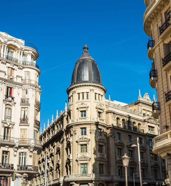 Budynek hotelu Gran Via ulicy, Madryt, Hiszpania. — Zdjęcie stockowe