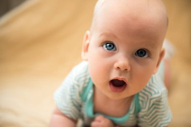 sevimli dreamly küçük bebek kız portre