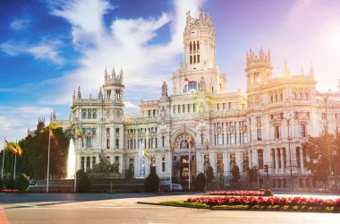Madrid'da Plaza de Cibeles Cibeles Çeşmede güzel bir sonbahar gününde