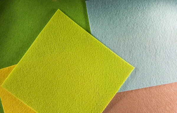 Geometrik düz renkli kağıt. Büyük yaprak kağıt ile kompozisyon