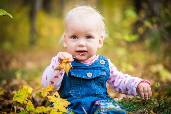 Glad flicka skratta och spela i höst på skogen — Stockfoto