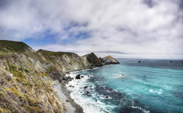 Una hermosa vista de la costa de California a lo largo de State Road 1 -USA — Foto de Stock