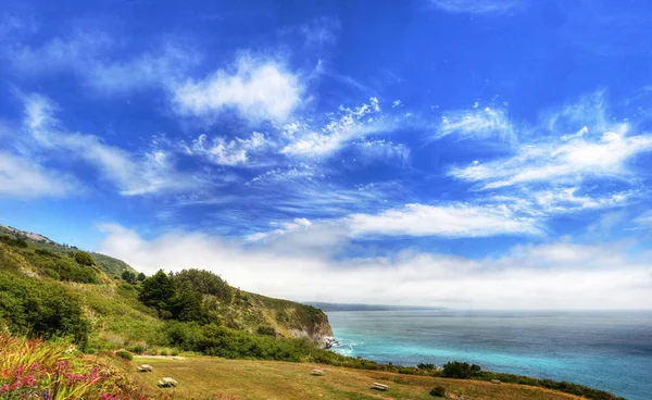 Una hermosa vista de la costa de California a lo largo de State Road 1 -USA — Foto de Stock