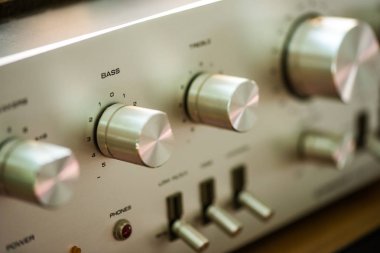 vintage hi-fi amplifikatör kontrol düğmesi