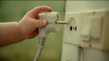 Babys el fişini elecrtic duvar prizine