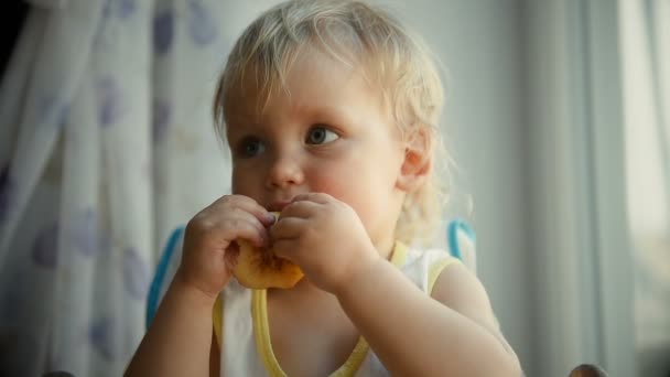 Baby eating pancake — Stock Video