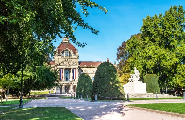 フランスのストラスブールにある共和国の場所。国立図書館と大学図書館がある。フランスのストラスブール — ストック写真
