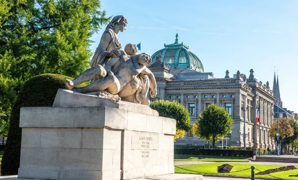 El Lugar de la República en Estrasburgo, Francia. La Biblioteca Nacional y Universitaria se encuentra en el lugar. Estrasburgo, Francia Imagen De Stock