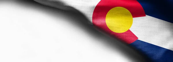 Textura da tela do fundo da bandeira do Colorado - bandeira no fundo branco - canto superior direito - espaço livre de cópia — Fotografia de Stock