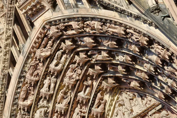 Katedra w Strasburgu - katedra rzymskokatolicka w Strasburgu, Alzacja, Francja. Dane liczbowe z głównego portalu. — Zdjęcie stockowe