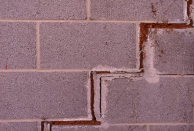 Beton bloklardan yapılmış bir vakıfta büyük bir çatlak 