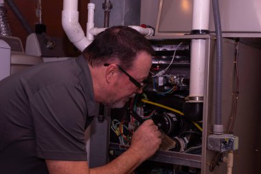 Hvac Tech Gaz Fırını Gri Gömleği Temizliyor 
