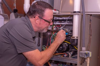 Hvac Tech Gri Kazan Tamir Ediyor 