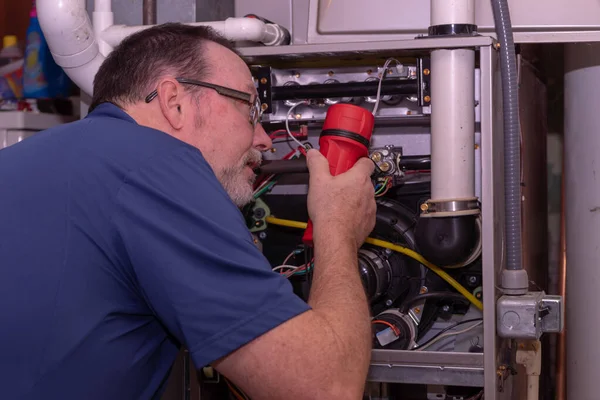 Hvac Tech Controleren Van Branders Een Gasoven Blue Shirt — Stockfoto