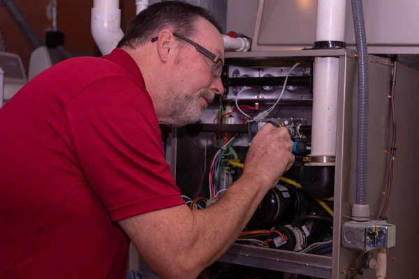 Hvac Tech Ajuste Una Camisa Roja Horno Gas — Foto de Stock