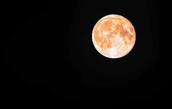 Luna llena en un cielo negro — Foto de Stock