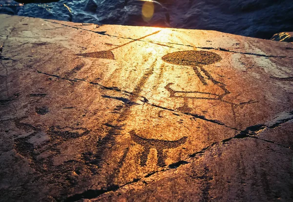 Onega Petroglyphs naplementekor Stock Kép