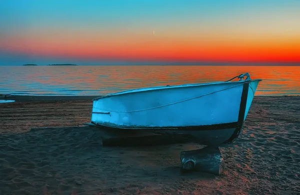 夕暮れ時のビーチでの青いボート — ストック写真