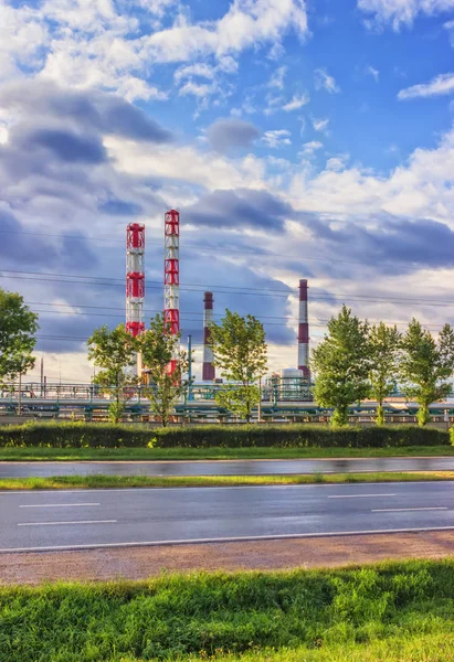 Refinería de petróleo en el día soleado —  Fotos de Stock