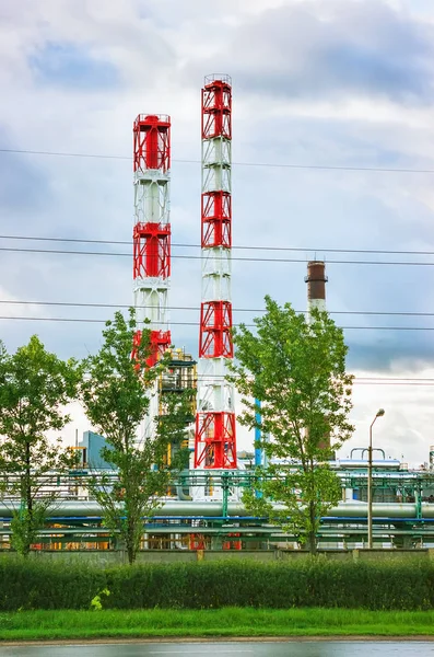 Torres de refinería de petróleo —  Fotos de Stock