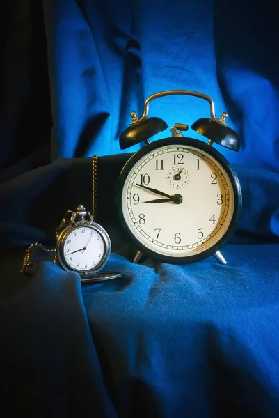 골동품 시계와 알람 시계 — 스톡 사진